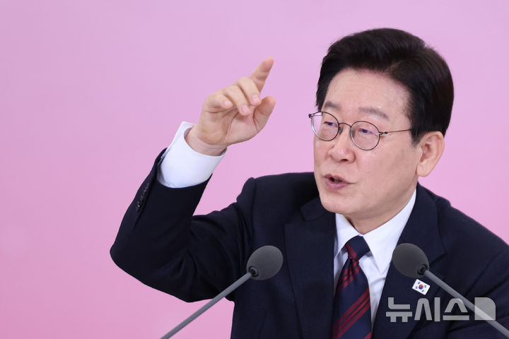 [서울=뉴시스] 최동준 기자 = 이재명 대통령이 19일 청와대에서 열린 '새 정부 경사노위 제1기 출범을 맞이하여 대통령과 함께하는 노동정책 토론회'에서 발언하고 있다. (청와대통신사진기자단) 2026.03.19. photocdj@newsis.com