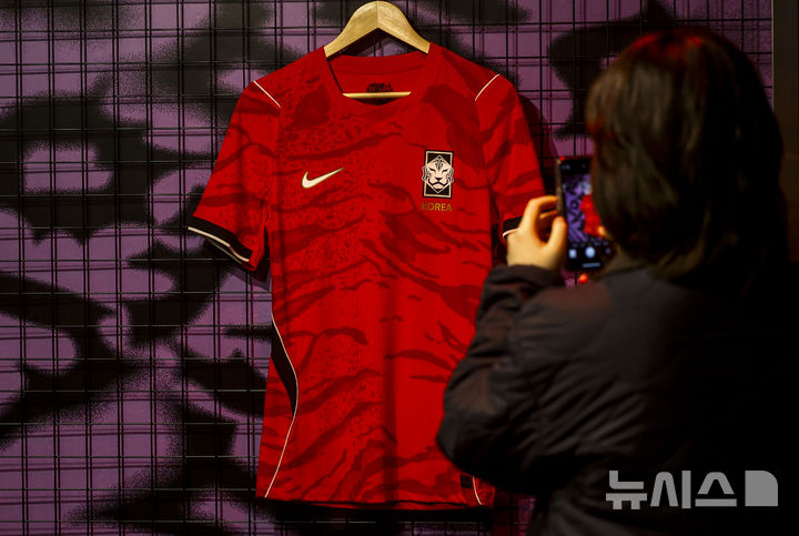 [서울=뉴시스] 정병혁 기자 = 19일 서울 강남역 인근에 설치된 나이키 몰입형 체험공간 '발톱의 역습'에 2026년 대한민국 축구 국가대표팀 홈 유니폼이 공개되어있다. 나이키는 2026 북중미 월드컵을 겨냥해 2026년 대한민국 축구 국가대표팀 유니폼을 19일 공개했다. 2026.03.19. jhope@newsis.com