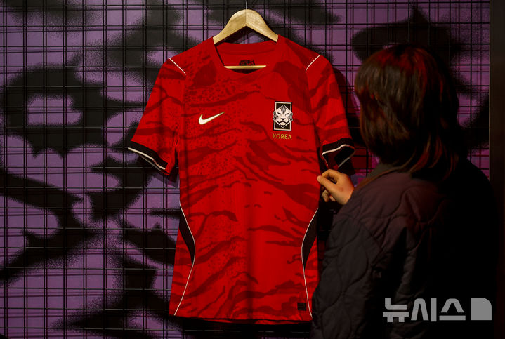 [서울=뉴시스] 정병혁 기자 = 19일 서울 강남역 인근에 설치된 나이키 몰입형 체험공간 '발톱의 역습'에 2026년 대한민국 축구 국가대표팀 홈 유니폼이 공개되어있다. 나이키는 2026 북중미 월드컵을 겨냥해 2026년 대한민국 축구 국가대표팀 유니폼을 19일 공개했다. 2026.03.19. jhope@newsis.com