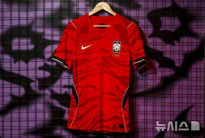 [서울=뉴시스] 정병혁 기자 = 19일 서울 강남역 인근에 설치된 나이키 몰입형 체험공간 '발톱의 역습'에 2026년 대한민국 축구 국가대표팀 홈 유니폼이 공개되어있다.&nbsp; 나이키는 2026 북중미 월드컵을 겨냥해 2026년 대한민국 축구 국가대표팀 유니폼을 19일 공개했다. 2026.03.19. jhope@newsis.com