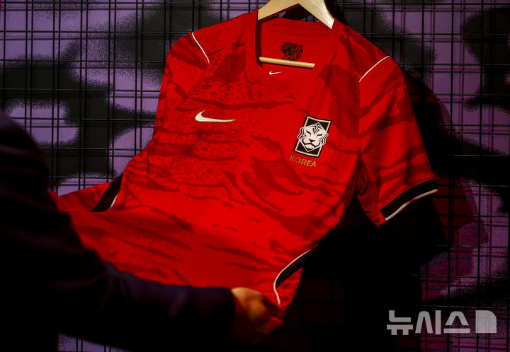 [서울=뉴시스] 정병혁 기자 = 19일 서울 강남역 인근에 설치된 나이키 몰입형 체험공간 '발톱의 역습'에 2026년 대한민국 축구 국가대표팀 홈 유니폼이 공개되어있다. 나이키는 2026 북중미 월드컵을 겨냥해 2026년 대한민국 축구 국가대표팀 유니폼을 19일 공개했다. 2026.03.19. jhope@newsis.com