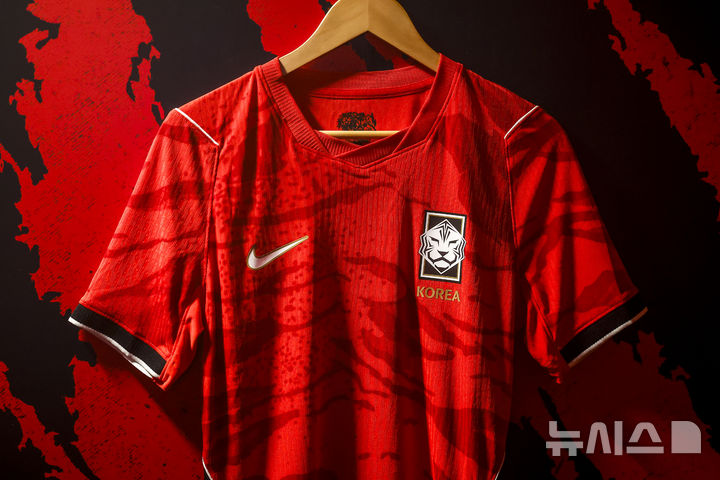 [서울=뉴시스] 정병혁 기자 = 19일 서울 강남역 인근에 설치된 나이키 몰입형 체험공간 '발톱의 역습'에 2026년 대한민국 축구 국가대표팀 홈 유니폼이 공개되어있다. 나이키는 2026 북중미 월드컵을 겨냥해 2026년 대한민국 축구 국가대표팀 유니폼을 19일 공개했다. 2026.03.19. jhope@newsis.com