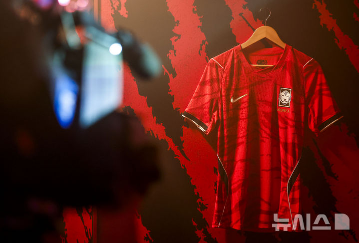 [서울=뉴시스] 정병혁 기자 = 19일 서울 강남역 인근에 설치된 나이키 몰입형 체험공간 '발톱의 역습'에 2026년 대한민국 축구 국가대표팀 홈 유니폼이 공개되어있다. 나이키는 2026 북중미 월드컵을 겨냥해 2026년 대한민국 축구 국가대표팀 유니폼을 19일 공개했다. 2026.03.19. jhope@newsis.com