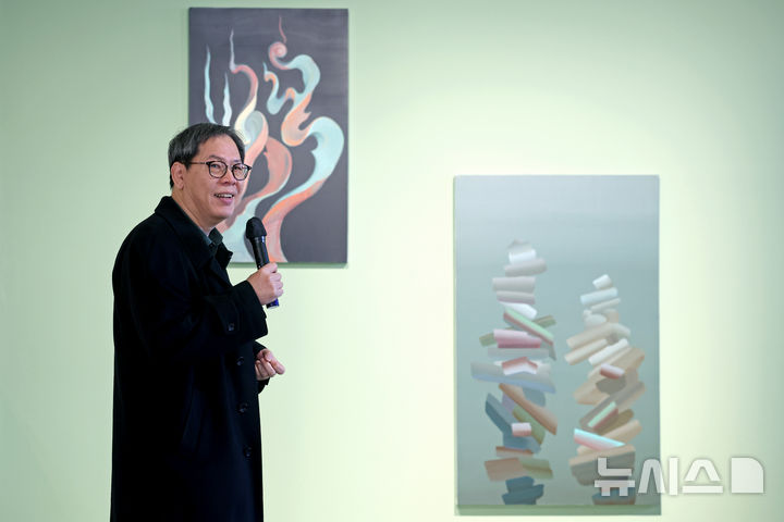 [서울=뉴시스] 박진희 기자 = 박찬경 작가가 19일 서울 종로구 국제갤러리에서 “졸고 있는 전통의 관념과 이미지들을 깨우고자” 준비한 개인전 '안구선사(眼球禪師)' 기자간담회를 하고 있다. 2026.03.19. pak7130@newsis.com