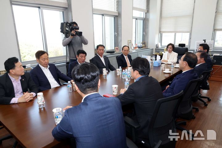 [서울=뉴시스] 조성봉 기자 = 이인선 국민의힘 대구시당 공천관리위원장이 19일 오후 서울 여의도 국회에서 후보자, 지역 의원 등과 대구시장 경선 관련 간담회를 하고 있다. 2026.03.19. suncho21@newsis.com