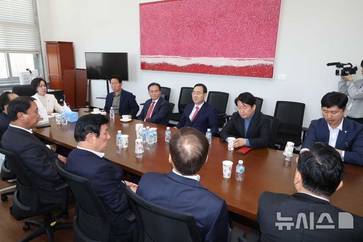 [서울=뉴시스] 조성봉 기자 = 이인선 국민의힘 대구시당 공천관리위원장이 19일 오후 서울 여의도 국회에서 후보자, 지역 의원 등과 대구시장 경선 관련 간담회를 하고 있다. 2026.03.19. suncho21@newsis.com