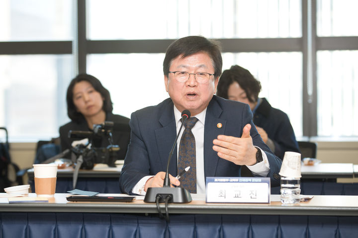 [서울=뉴시스] 최교진 교육부 장관이 19일 서울 종로구 광화문교보빌딩 국가과학기술자문회의 대회의실에서 열린 '과기정통부-교육부 인재정책 온(溫)담회' 에서 발언하고 있다. (사진=과학기술정보통신부 제공) 2026.03.19. photo@newsis.com *재판매 및 DB 금지