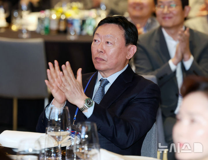 [서울=뉴시스] 배훈식 기자 = 신동빈 롯데그룹 회장이 지난 19일 오전 서울 송파구 시그니엘 서울에서 열린 2026 동계올림픽 대한민국 스키·스노보드 국가대표 선수단 격려 행사에서 선수들의 영상을 보며 박수를 치고 있다. 2026.03.19. dahora83@newsis.com