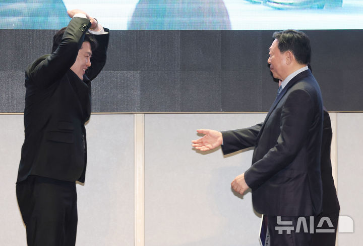 [서울=뉴시스] 배훈식 기자 = 2026 동계올림픽 메달리스트 김상겸이 19일 오전 서울 송파구 시그니엘 서울에서 열린 2026 동계올림픽 대한민국 스키·스노보드 국가대표 선수단 격려 행사에서 신동빈 롯데그룹 회장에게 하트를 날리고 있다. 2026.03.19. dahora83@newsis.com