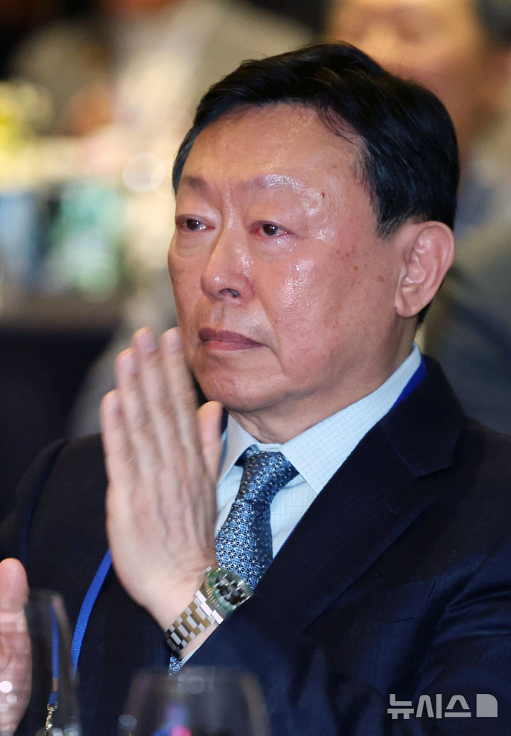 [서울=뉴시스] 배훈식 기자 = 신동빈 롯데그룹 회장이 19일 오전 서울 송파구 시그니엘 서울에서 열린 2026 동계올림픽 대한민국 스키·스노보드 국가대표 선수단 격려 행사에서 선수들의 영상을 보며 눈물을 흘리고 있다. 2026.03.19. dahora83@newsis.com