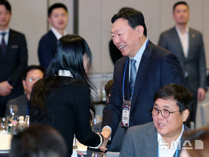 [서울=뉴시스] 배훈식 기자 = 신동빈 롯데그룹 회장이 19일 오전 서울 송파구 시그니엘 서울에서 열린 2026 동계올림픽 대한민국 스키·스노보드 국가대표 선수단 격려 행사에서 올림픽 금메달리스트 최가온과 악수하고 있다. 2026.03.19. dahora83@newsis.com