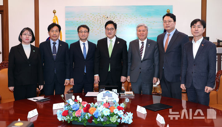 [서울=뉴시스] 김명년 기자 = 우원식 국회의장이 19일 국회의장실에서 원내 6개 정당 원내대표들과 회동하기에 앞서 기념 촬영을 하고 있다. 왼쪽부터 기본소득당 용혜인 원내대표, 진보당 윤종오 원내대표, 더불어민주당 한병도 원내대표, 우원식 국회의장, 조국혁신당 서왕진 원내대표, 개혁신당 천하람 원내대표, 사회민주당 한창민 원내대표.(공동취재) 2026.03.19. photo@newsis.com