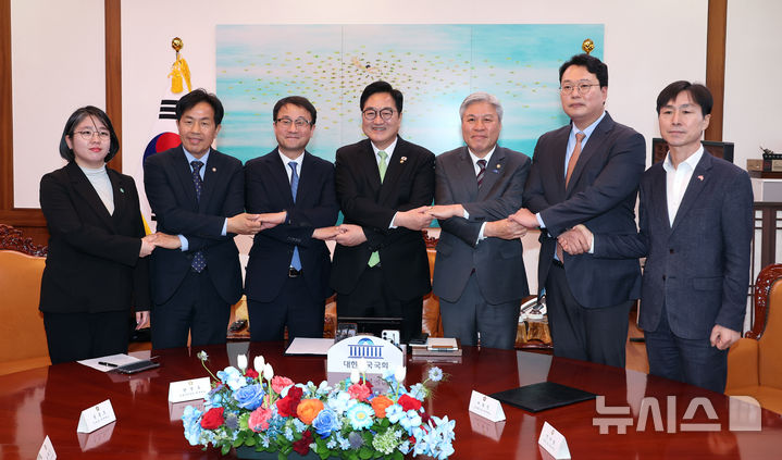 [서울=뉴시스] 김명년 기자 = 우원식 국회의장이 19일 국회의장실에서 원내 6개 정당 원내대표들과 회동하기에 앞서 기념 촬영을 하고 있다. 왼쪽부터 기본소득당 용혜인 원내대표, 진보당 윤종오 원내대표, 더불어민주당 한병도 원내대표, 우원식 국회의장, 조국혁신당 서왕진 원내대표, 개혁신당 천하람 원내대표, 사회민주당 한창민 원내대표.(공동취재) 2026.03.19. photo@newsis.com