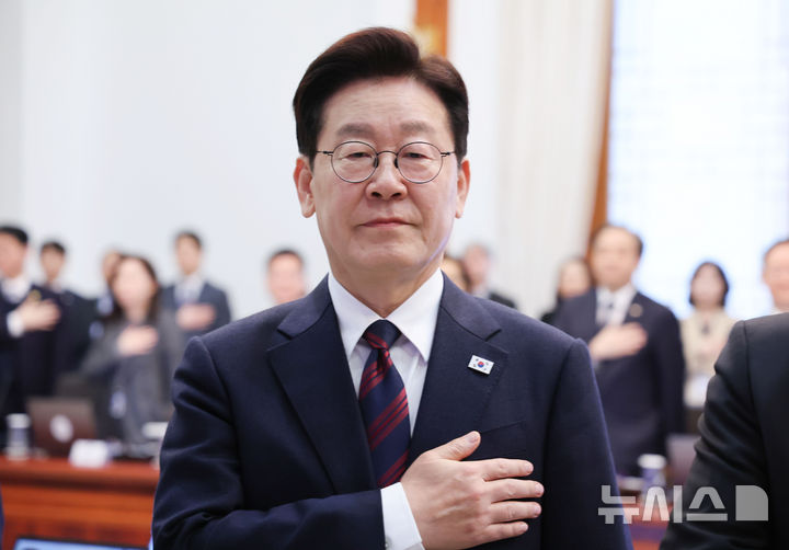 [서울=뉴시스] 고범준 기자 = 이재명 대통령이 19일 청와대에서 열린 수석보좌관회의에서 국민의례를 하고 있다. 2026.03.19. bjko@newsis.com