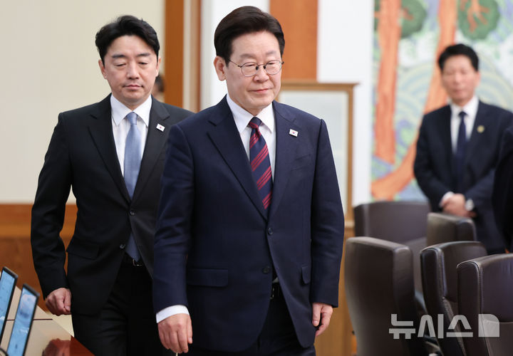 [서울=뉴시스] 고범준 기자 = 이재명 대통령이 19일 청와대에서 열린 수석보좌관회의에 입장하고 있다. 2026.03.19. bjko@newsis.com