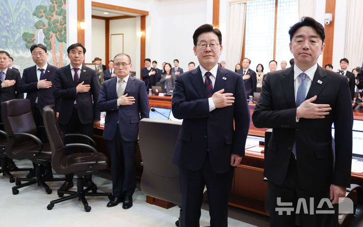 [서울=뉴시스] 고범준 기자 = 이재명 대통령이 19일 청와대에서 열린 수석보좌관회의에서 참석자들과 국민의례를 하고 있다. 2026.03.19. bjko@newsis.com