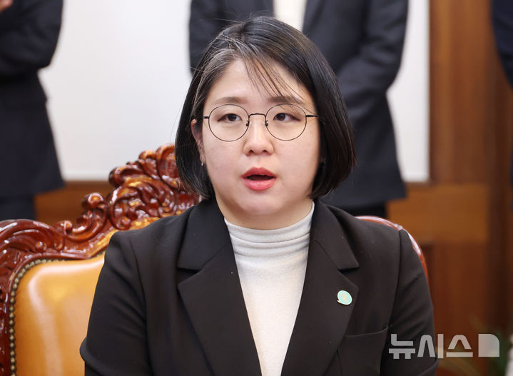 [서울=뉴시스] 김명년 기자 = 용혜인 기본소득당 원내대표가 19일 오후 서울 여의도 국회에서 열린 초당적 개헌추진을 위한 제정당 연석회의에서 발언하고 있다.(공동취재) 2026.03.19. photo@newsis.com