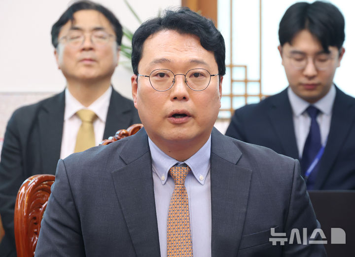 [서울=뉴시스] 김명년 기자 = 천하람 개혁신당 원내대표가 19일 오후 서울 여의도 국회에서 열린 초당적 개헌추진을 위한 제정당 연석회의에서 발언하고 있다.(공동취재) 2026.03.19. photo@newsis.com