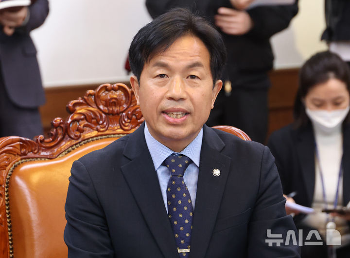 [서울=뉴시스] 김명년 기자 = 윤종오 진보당 원내대표가 19일 오후 서울 여의도 국회에서 열린 초당적 개헌추진을 위한 제정당 연석회의에서 발언하고 있다.(공동취재) 2026.03.19. photo@newsis.com