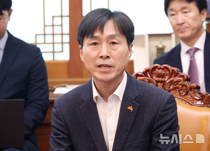 [서울=뉴시스] 김명년 기자 = 한창민 사회민주당 원내대표가 19일 오후 서울 여의도 국회에서 열린 초당적 개헌추진을 위한 제정당 연석회의에서 발언하고 있다.(공동취재) 2026.03.19. photo@newsis.com