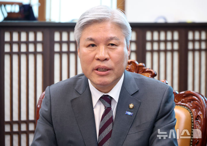 [서울=뉴시스] 김명년 기자 = 서왕진 조국혁신당 원내대표가 19일 오후 서울 여의도 국회에서 열린 초당적 개헌추진을 위한 제정당 연석회의에서 발언하고 있다.(공동취재) 2026.03.19. photo@newsis.com