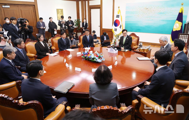 [서울=뉴시스] 김명년 기자 = 우원식 국회의장이 19일 오후 서울 여의도 국회에서 열린 초당적 개헌추진을 위한 제정당 연석회의에서 발언하고 있다.(공동취재) 2026.03.19. photo@newsis.com