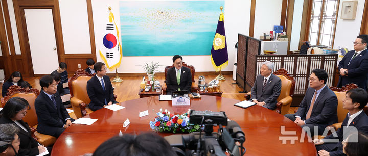 [서울=뉴시스] 김명년 기자 = 우원식 국회의장이 19일 오후 서울 여의도 국회에서 열린 초당적 개헌추진을 위한 제정당 연석회의에서 발언하고 있다.(공동취재) 2026.03.19. photo@newsis.com