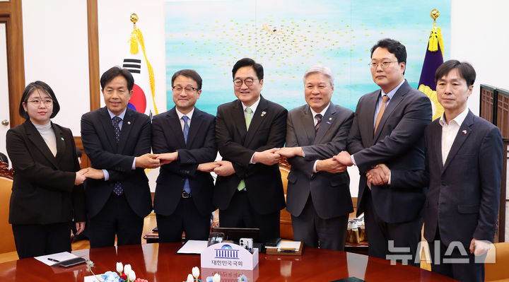 [서울=뉴시스] 김명년 기자 = 우원식 국회의장이 19일 오후 서울 여의도 국회에서 열린 초당적 개헌추진을 위한 제정당 연석회의에서 제정당 원내대표들과 기념촬영을 하고 있다. 왼쪽부터 용혜인 기본소득당 원내대표, 윤종오 진보당 원내대표, 한병도 더불어민주당 원내대표, 우 의장, 서왕진 조국혁신당 원내대표, 천하람 개혁신당 원내대표, 한창민 사회민주당 원내대표.(공동취재) 2026.03.19. photo@newsis.com