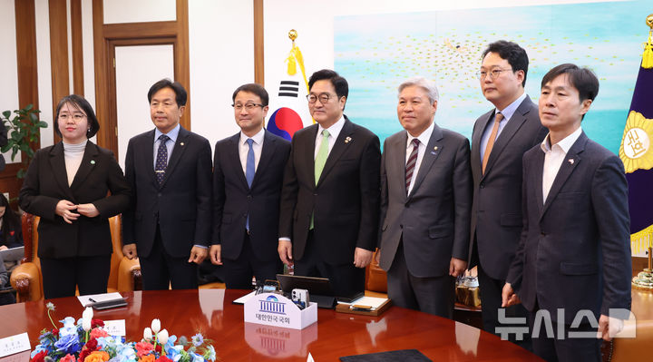 [서울=뉴시스] 김명년 기자 = 우원식 국회의장이 19일 오후 서울 여의도 국회에서 열린 초당적 개헌추진을 위한 제정당 연석회의에서 제정당 원내대표들과 기념촬영을 하고 있다. 왼쪽부터 용혜인 기본소득당 원내대표, 윤종오 진보당 원내대표, 한병도 더불어민주당 원내대표, 우 의장, 서왕진 조국혁신당 원내대표, 천하람 개혁신당 원내대표, 한창민 사회민주당 원내대표.(공동취재) 2026.03.19. photo@newsis.com