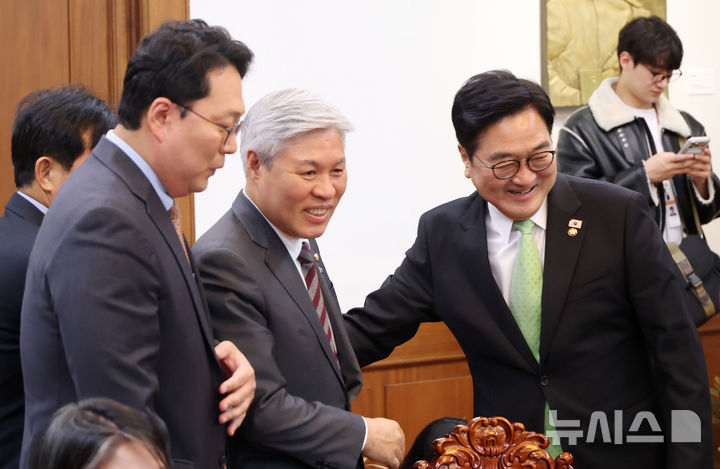 [서울=뉴시스] 김명년 기자 = 우원식 국회의장이 19일 오후 서울 여의도 국회에서 열린 초당적 개헌추진을 위한 제정당 연석회의에서 제정당 원내대표들과 인사를 나누고 있다.(공동취재) 2026.03.19. photo@newsis.com