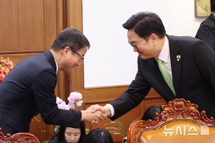 [서울=뉴시스] 김명년 기자 = 우원식 국회의장이 19일 오후 서울 여의도 국회에서 열린 초당적 개헌추진을 위한 제정당 연석회의에서 한병도 더불어민주당 원내대표와 인사를 나누고 있다.(공동취재) 2026.03.19. photo@newsis.com