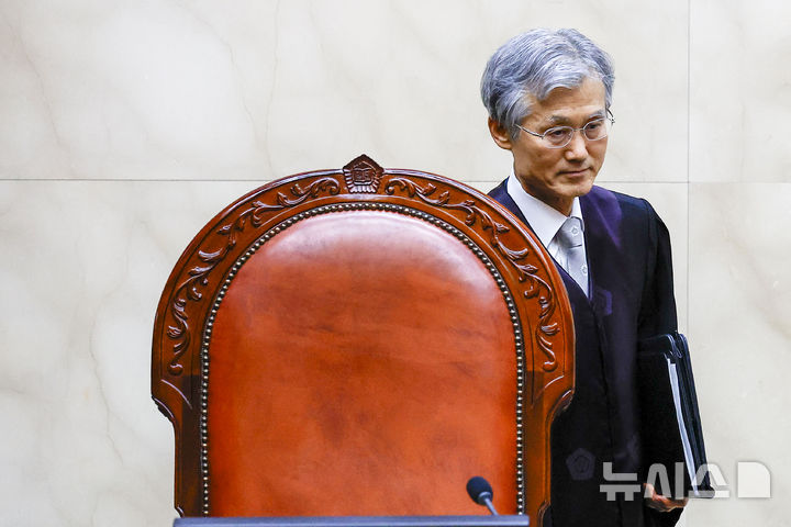 [서울=뉴시스] 정병혁 기자 = 조희대 대법원장의 대법관 후보자 제청 지연으로 공백 사태가 50여일째 이어지고 있다. 이대로 다음주가 되면 대법관 제청 대상 후보자들이 정해진 지 100일째를 맞는다. 사진은 조 대법원장이 지난달 19일 서울 서초구 대법원에서 열린 전원합의체 선고에 참석하는 모습. 대법원은 당일 노태악 전 대법관의 퇴임과 법원행정처장 직무 수행 기간 심리에 불참한 박영재 대법관을 제외한 12명으로 선고를 진행했다. 2026.04.23. jhope@newsis.com