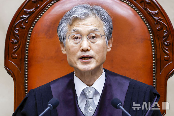 [서울=뉴시스] 정병혁 기자 = '노란봉투법' 시행 후 대법원이 약 8년간 결론을 내리지 않던 HD현대중공업 사내하청 단체교섭 분쟁에 대해 전원합의체를 열었으나, 노동조합의 교섭권을 인정하지 않았다. 조희대 대법원장이 지난 3월 19일 서울 서초구 대법원에서 열린 전원합의체 선고에 참석하고 있다. 2026.05.21. jhope@newsis.com