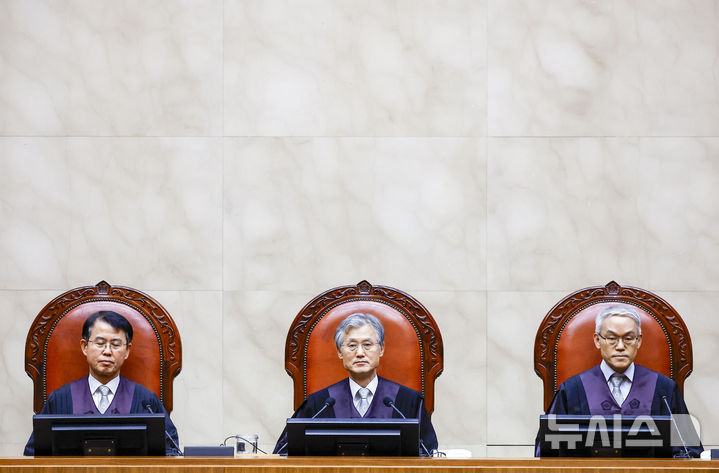 [서울=뉴시스] 정병혁 기자 = 대법원 전원합의체가 미용 문신시술은 '무면허 의료행위'가 아니라고 판단했다. 무면허 의료행위로 문신 시술자들을 처벌하던 근거가 돼 왔던 판례를 34년만에 폐기한 것이다. 조희대 대법원장을 비롯한 대법관들이 지난 3월 19일 서울 서초구 대법원에서 열린 전원합의체 선고에 참석하고 있다. 2026.05.21. jhope@newsis.com
