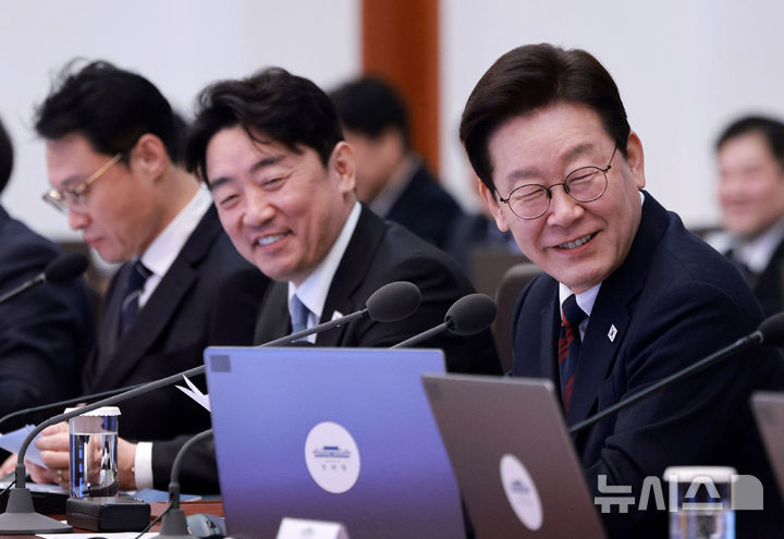 [서울=뉴시스] 고범준 기자 = 이재명 대통령이 19일 청와대에서 열린 수석보좌관회의에서 강훈식 비서실장과 대화하며 미소짓고 있다. 2026.03.19. bjko@newsis.com