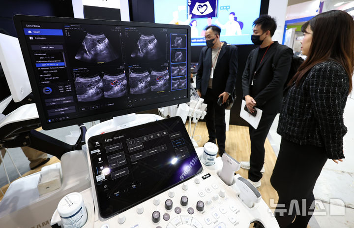 [서울=뉴시스] 최진석 기자 = 19일 서울 강남구 코엑스에서 열린 제41회 국제의료기기병원설비전시회(KIMES)를 찾은 외국인들이 삼성 메디슨 초음파 기기를 살펴보고 있다. 2026.03.19. myjs@newsis.com