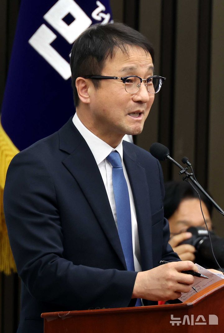 [서울=뉴시스] 조성봉 기자 = 한병도 더불어민주당 원내대표가 19일 오후 서울 여의도 국회에서 열린 의원총회에서 발언을 하고 있다. 2026.03.19. suncho21@newsis.com