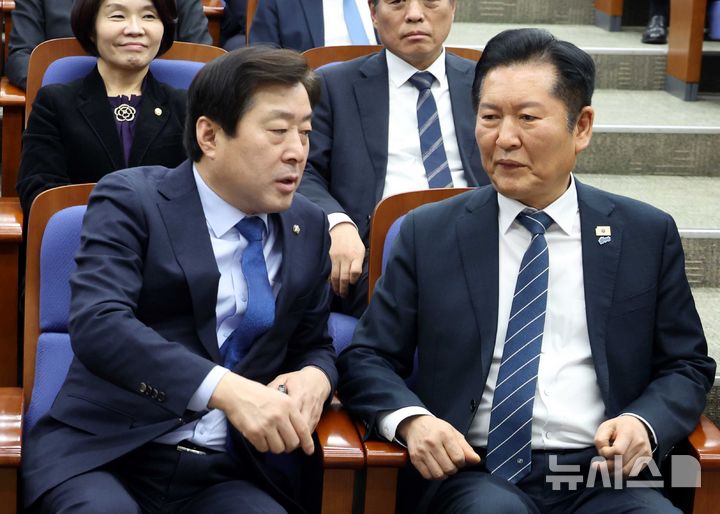 [서울=뉴시스] 조성봉 기자 = 정청래 더불어민주당 대표가 19일 오후 서울 여의도 국회에서 열린 의원총회에서 황명선(왼쪽) 최고위원과 대화를 하고 있다. 2026.03.19. suncho21@newsis.com