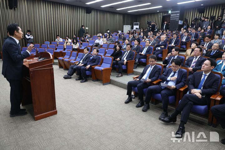 정청래 더불어민주당 대표가 19일 오후 서울 여의도 국회에서 열린 의원총회에서 발언을 하고 있다. 2026.03.19.