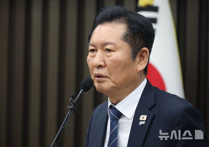 [서울=뉴시스] 조성봉 기자 = 정청래 더불어민주당 대표가 19일 오후 서울 여의도 국회에서 열린 의원총회에서 발언을 하고 있다. 2026.03.19. suncho21@newsis.com 