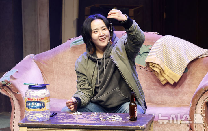 [서울=뉴시스] 김혜진 기자 = 연극 '오펀스' 트릿 역의 배우 문근영이 19일 서울 종로구 대학로 TOM에서 주요 장면 시연을 하고 있다. 2026.03.19. jini@newsis.com