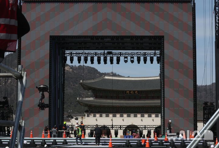 [서울=뉴시스] 조성우 기자 = 방탄소년단(BTS) 컴백 공연을 이틀 앞둔 19일 서울 광화문광장에서 관계자들이 무대 설치를 하고 있다. (공동취재) 2026.03.19. photo@newsis.com