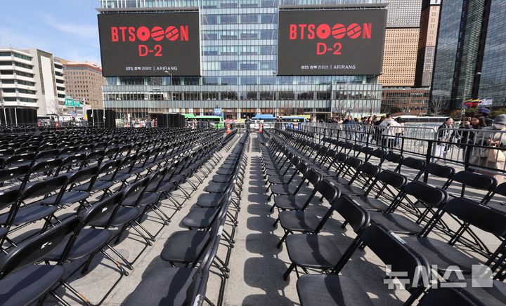 [서울=뉴시스] 조성우 기자 = 그룹 방탄소년단(BTS)의 광화문 공연을 앞둔 19일 서울 광화문광장에서 공연 준비작업이 이뤄지고 있다. (공동취재) 2026.03.19. photo@newsis.com