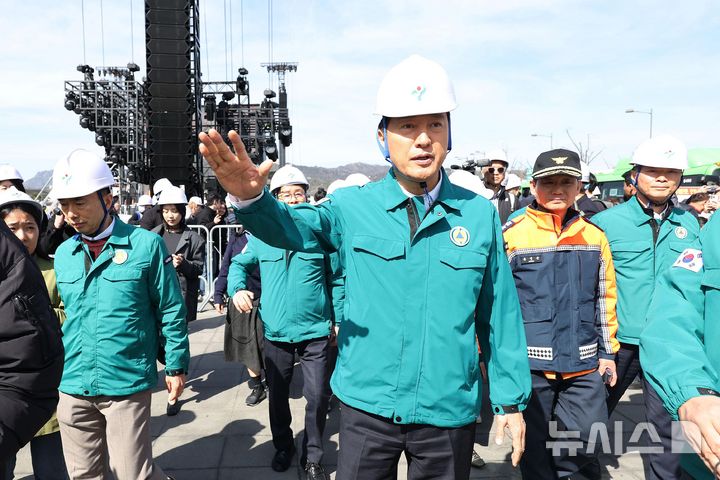 [서울=뉴시스] 조성우 기자 = 오세훈 서울시장이 19일 오후 방탄소년단(BTS) 컴백 공연이 열리는 서울 광화문광장 일대를 점검하고 있다. (공동취재) 2026.03.19. photo@newsis.com