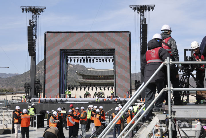 [서울=뉴시스] 황준선 기자 = BTS(방탄소년단)의 광화문광장 컴백 공연을 이틀 앞둔 19일 서울 종로구 광화문광장에서 관계자들이 무대설치 작업을 하고 있다. 2026.03.19. hwang@newsis.com