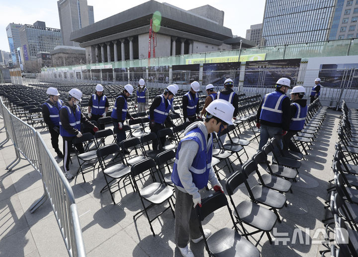 [서울=뉴시스] 황준선 기자 = BTS(방탄소년단)의 광화문광장 컴백 공연을 이틀 앞둔 19일 서울 종로구 광화문광장에서 관계자들이 무대설치 작업을 하고 있다. 2026.03.19. hwang@newsis.com