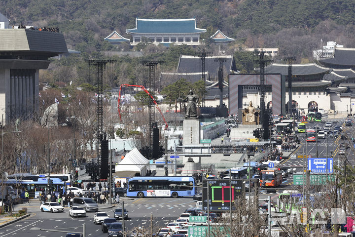 [서울=뉴시스] 황준선 기자 = BTS(방탄소년단)의 광화문광장 컴백 공연을 이틀 앞둔 19일 서울 종로구 광화문광장에서 관계자들이 무대설치 작업을 하고 있다. 2026.03.19. hwang@newsis.com