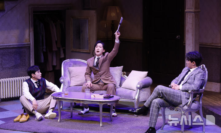 [서울=뉴시스] 김혜진 기자 = 연극 '오펀스' 필립 역의 김시유, 해롤드 역의 우현주와 트릿 역의 오승훈이 19일 서울 종로구 대학로 TOM에서 주요 장면 시연을 하고 있다. 2026.03.19. jini@newsis.com