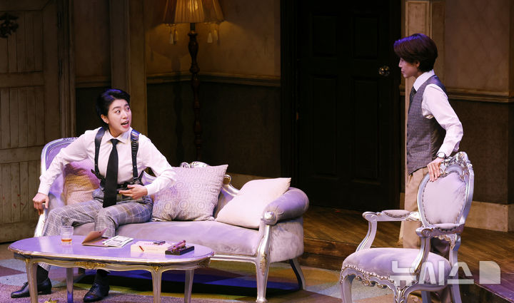 [서울=뉴시스] 김혜진 기자 = 연극 '오펀스' 트릿 역의 정인지, 해롤드 역의 양소민이 19일 서울 종로구 대학로 TOM에서 주요 장면 시연을 하고 있다. 2026.03.19. jini@newsis.com