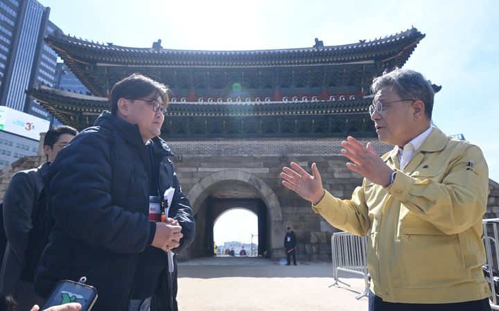[서울=뉴시스] 허민(오른쪽) 국가유산청장이 19일 오후 그룹 방탄소년단(BTS) 공연의 미디어 파사드가 열리는 서울 중구 숭례문을 방문해 관계자들과 함께 안전상황을 점검하고 있다. (사진=국가유산청 제공) 2026.03.19. photo@newsis.com *재판매 및 DB 금지